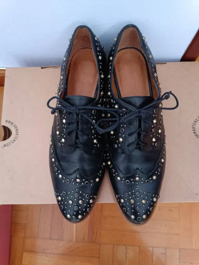 Zapatos negros mujer tachuelas Zara
