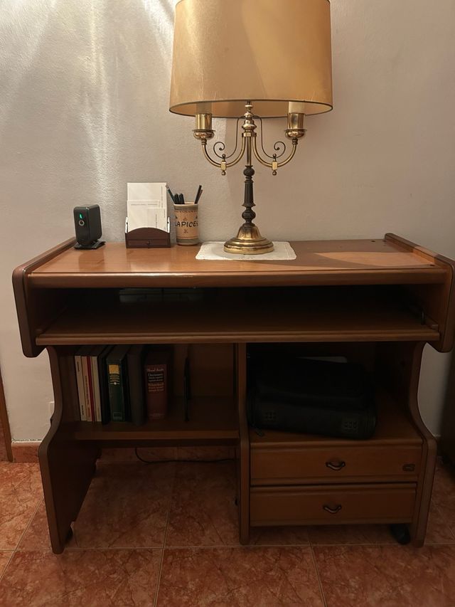 Escritorio antiguo de madera y metal