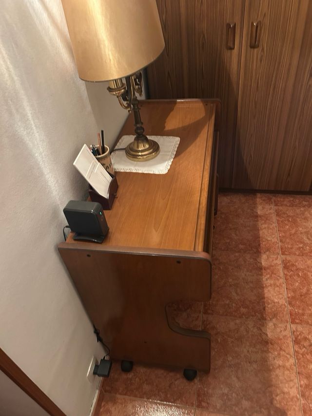 Escritorio antiguo de madera y metal