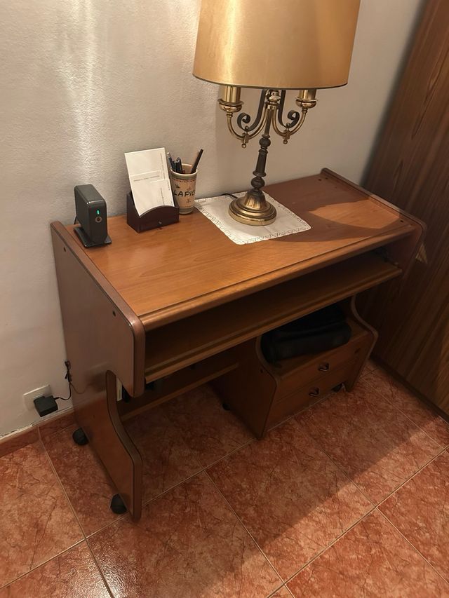 Escritorio antiguo de madera y metal