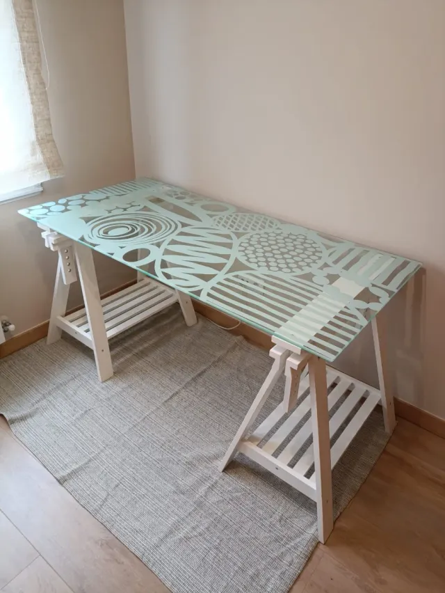 Mesa escritorio de cristal Ikea con caballetes