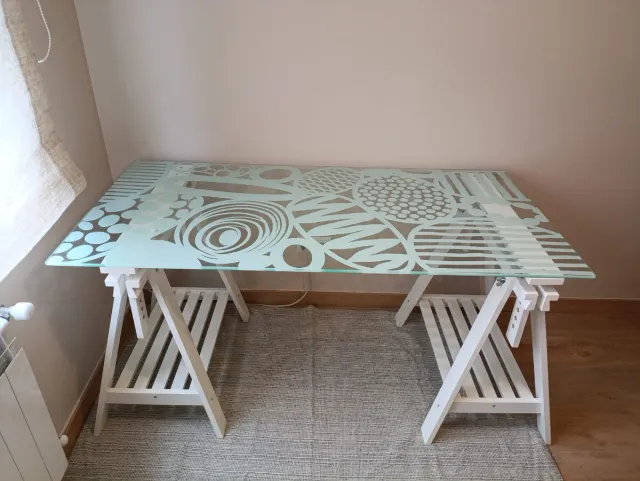 Mesa escritorio de cristal Ikea con caballetes