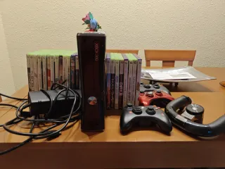 Xbox 360 con juegos, mandos y volante