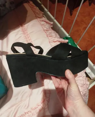 Sandalias negras de cuña