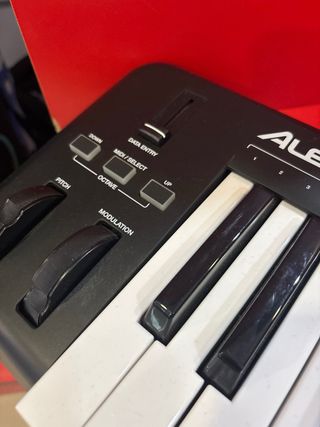 Teclado Alesis Q49