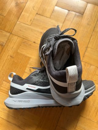 Nike Pegasus Trail 4 Talla 40 Negro Gris