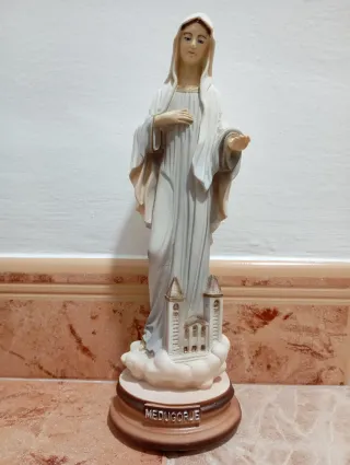 Virgen de Medjugorje con vestido gris.