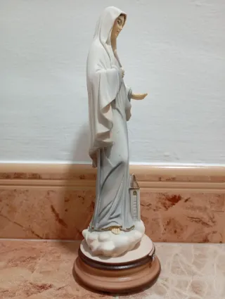 Virgen de Medjugorje con vestido gris.