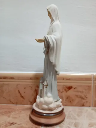 Virgen de Medjugorje con vestido gris.