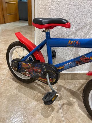 Bicicleta infantil azul y roja