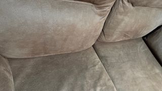 Sofá de piel marrón