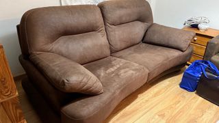 Sofá de piel marrón