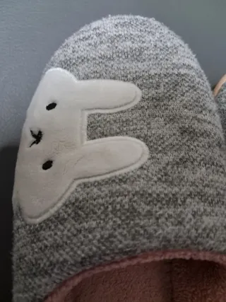 Zapatillas de casa grises con detalle de conejo
