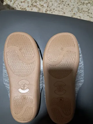 Zapatillas de casa grises con detalle de conejo