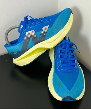 New Balance FuelCell Rebel v4 Azul/Amarillo