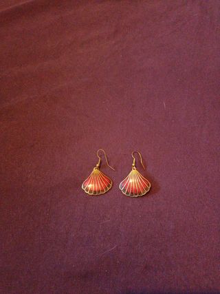 Pendientes dorados con diseño de abanico