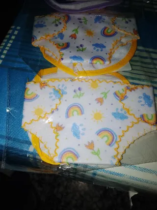 Protege pañal y babero Nenuco cada uno 4e.