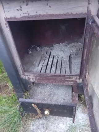 Chimenea metálica con puerta de cristal