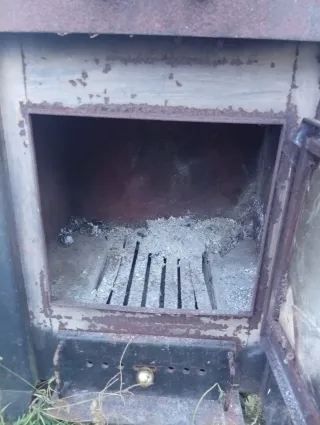 Chimenea metálica con puerta de cristal