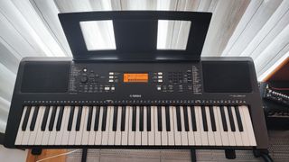 Teclado Yamaha PSR-E363 con funda y atril