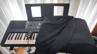 Teclado Yamaha PSR-E363 con funda y atril