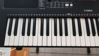 Teclado Yamaha PSR-E363 con funda y atril
