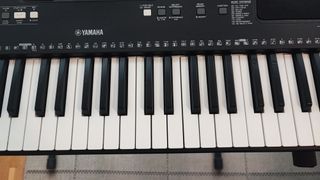Teclado Yamaha PSR-E363 con funda y atril