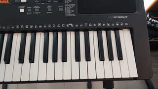 Teclado Yamaha PSR-E363 con funda y atril