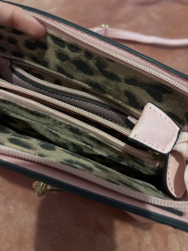 Bolso rosa con candado dorado