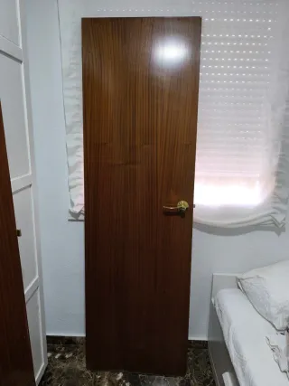 Puerta de madera completa