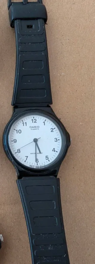 Reloj Casio Quartz Blanco y Negro