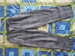 Pantalón de cuadros gris y beige
