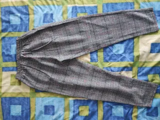 Pantalón de cuadros gris y beige
