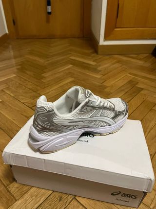 Zapatillas ASICS Blancas y Plateadas