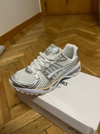Zapatillas ASICS Blancas y Plateadas