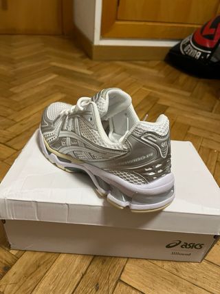 Zapatillas ASICS Blancas y Plateadas