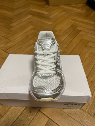 Zapatillas ASICS Blancas y Plateadas