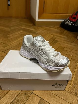Zapatillas ASICS Blancas y Plateadas
