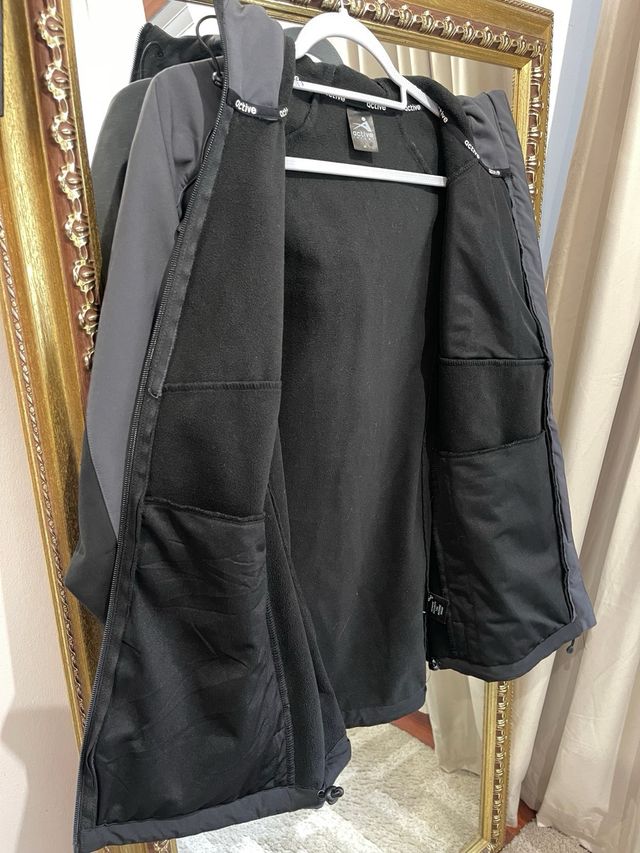 Chaqueta deportiva gris y negra