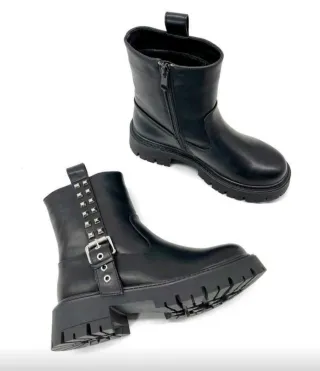 Botines Semicuero Negro Tachas Hebilla