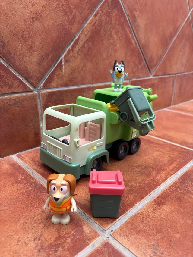 Camión de basura Bluey con figuras
