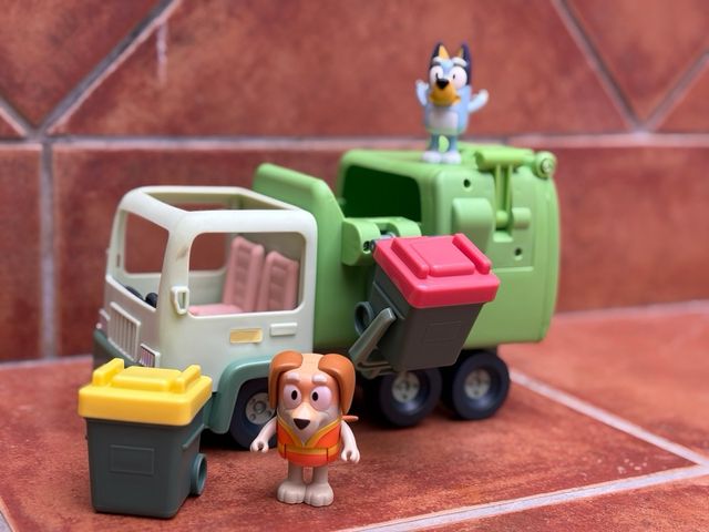 Camión de basura Bluey con figuras