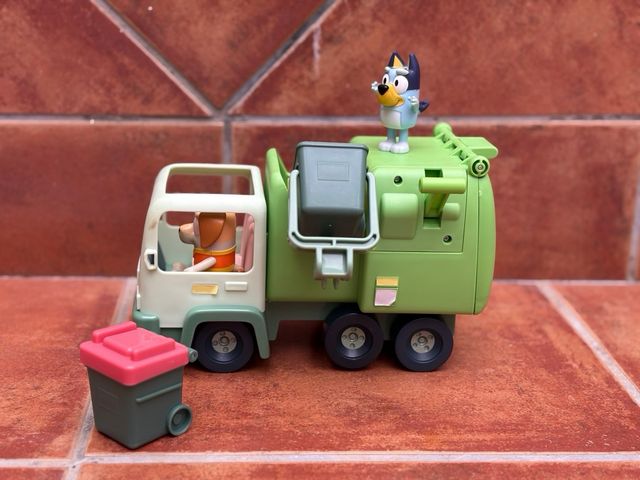 Camión de basura Bluey con figuras