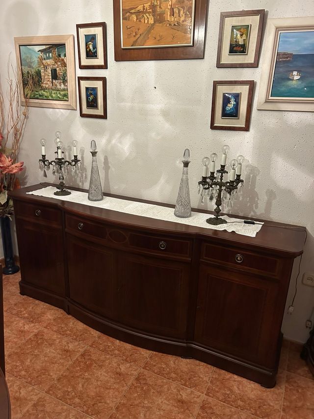 Mueble de comedor de madera oscura