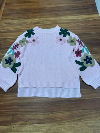 Jersey rosa con flores bordadas