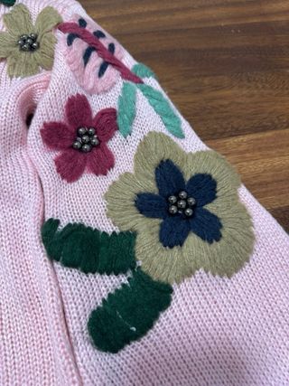 Jersey rosa con flores bordadas