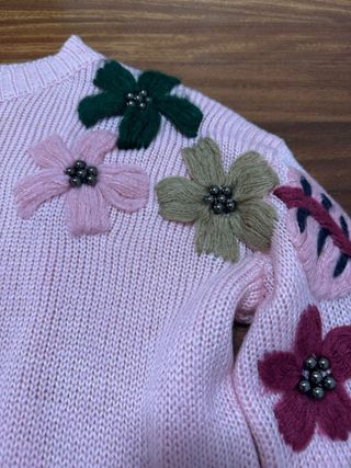 Jersey rosa con flores bordadas