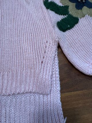 Jersey rosa con flores bordadas