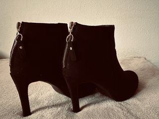 Botines tacón negros con cremallera dorada