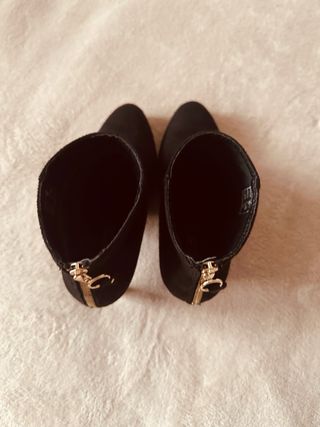 Botines tacón negros con cremallera dorada